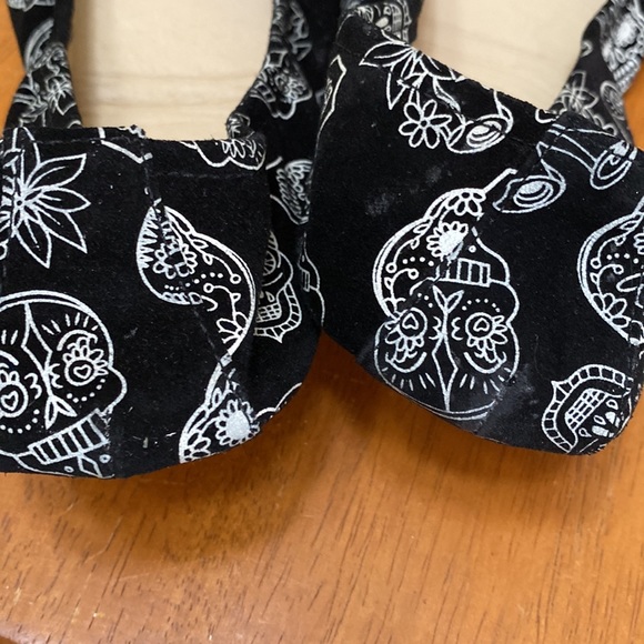 The Storehouse Flats Black and White Leather Sugar Skull Packable Flats - Picture 4 of 7